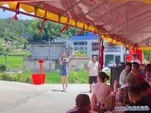 女儿考上北大闪送员请路人喝水