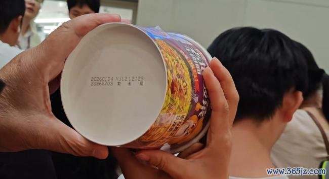 航司回应发过期泡面：每人补偿200 航班延误引发争议